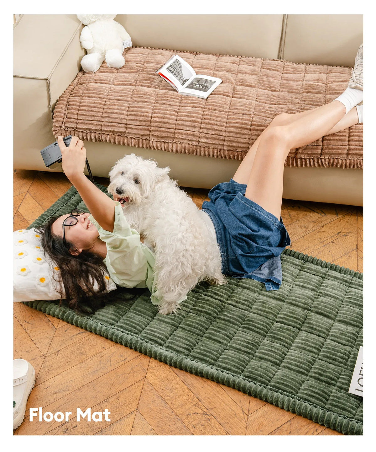 Waterproof flannel pet mat used on the floor